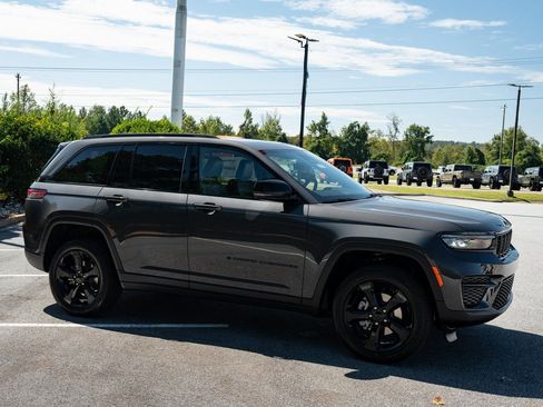 New 2025 Jeep Grand Cherokee Altitude image 12