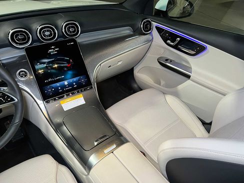 Used 2025 Mercedes-Benz GLC 300 4MATIC image 39