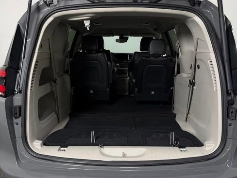 Used 2023 Chrysler Pacifica Touring-L FWD image 11