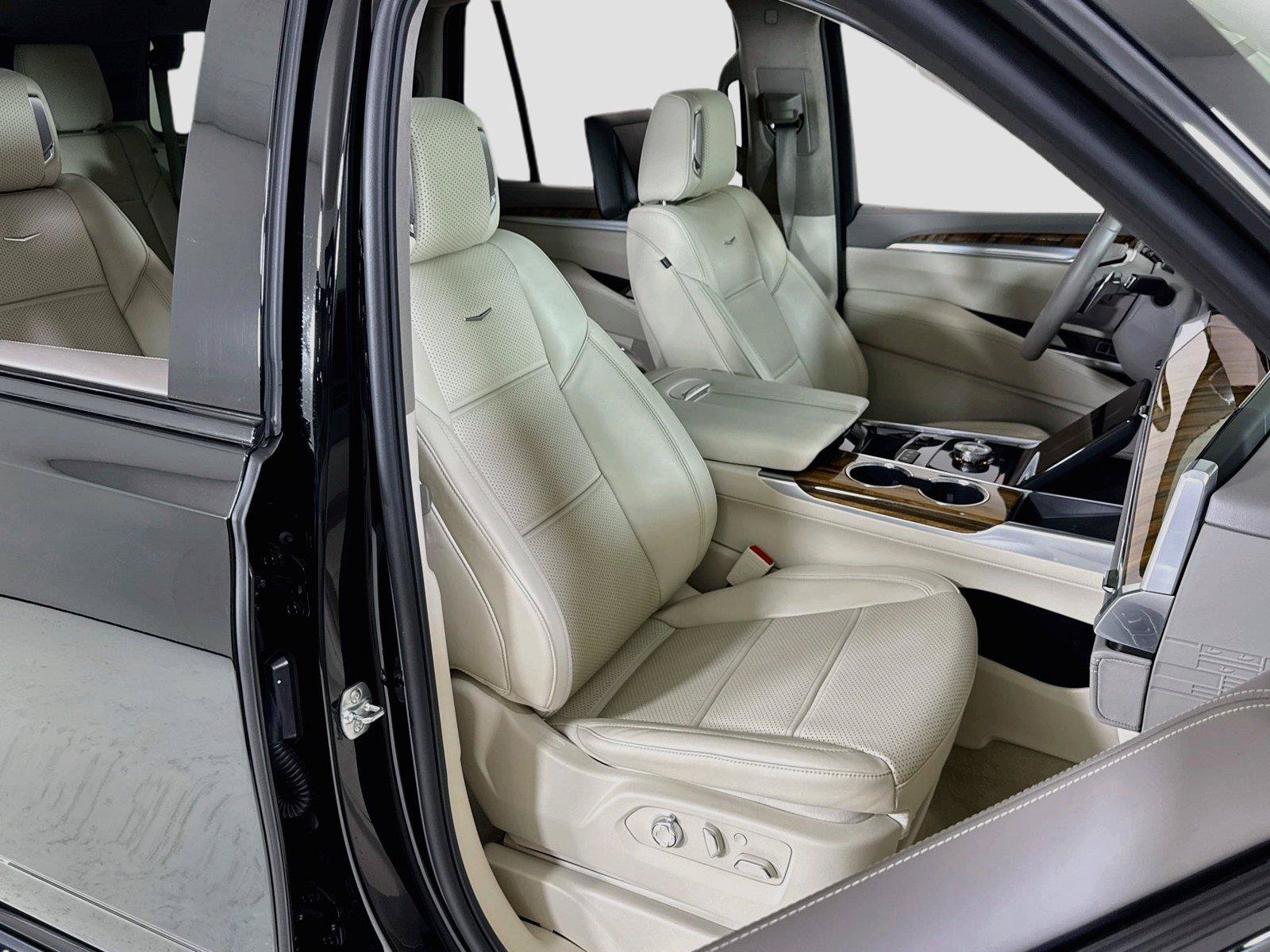Used 2025 Cadillac Escalade Premium Luxury Platinum AWD/4WD image 33