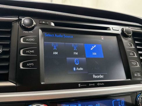 Used 2017 Toyota Highlander XLE image 18