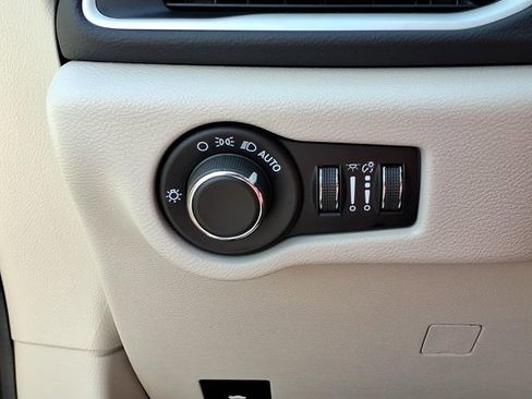 Used 2023 Chrysler Voyager LX FWD image 15