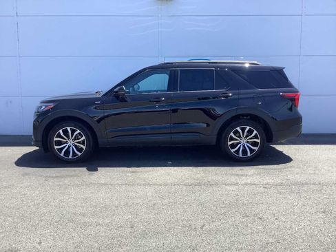 Used 2025 Ford Explorer ST-Line AWD/4WD image 2