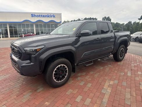 Used 2024 Toyota Tacoma TRD Off-Road AWD/4WD image 4