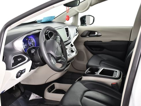 Used 2024 Chrysler Pacifica Touring-L FWD image 26