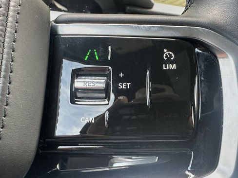 Used 2021 Land Rover Range Rover Velar R-Dynamic S image 26