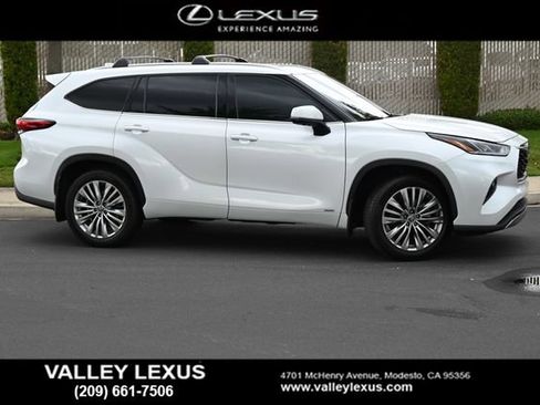 Used 2023 Toyota Highlander Platinum AWD/4WD image 3