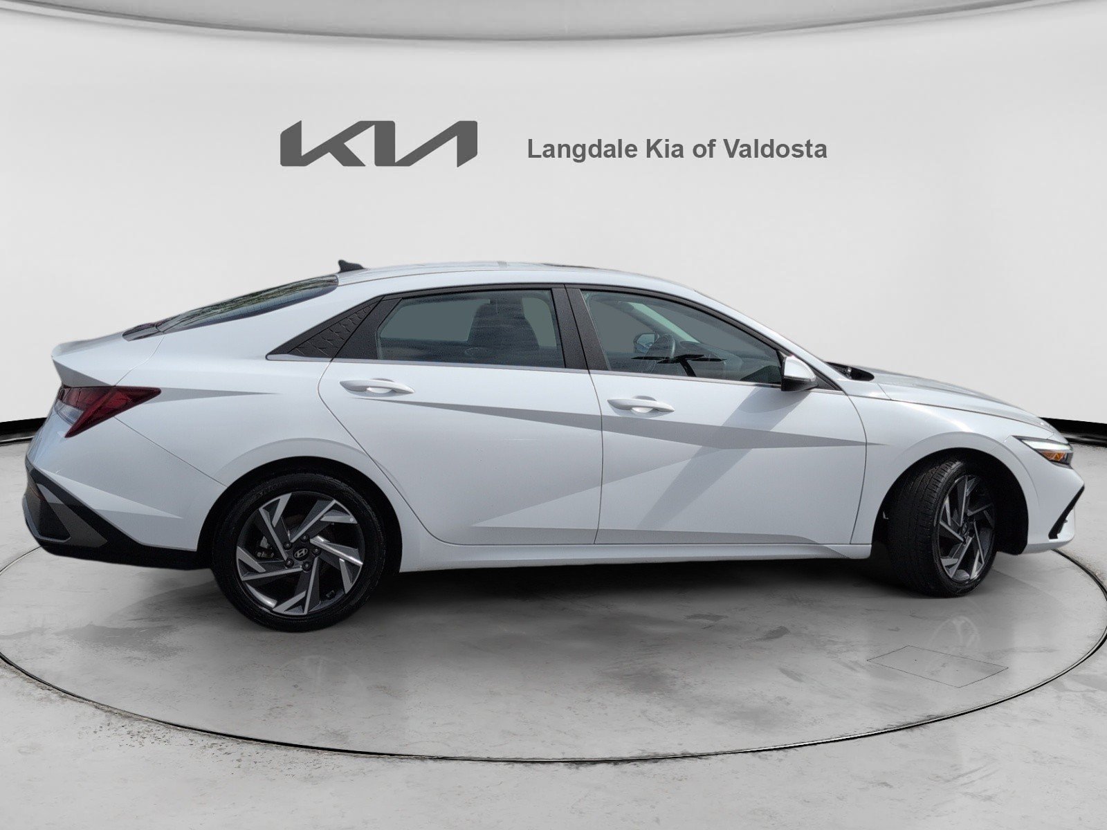 Used 2025 Hyundai Elantra Limited FWD image 3