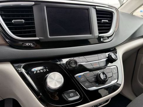 Used 2023 Chrysler Voyager LX FWD image 15