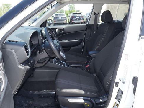 Used 2025 Hyundai Venue SEL FWD image 30