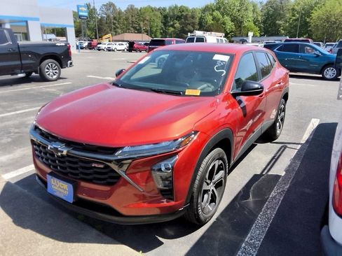 Certified 2024 Chevrolet Trax RS FWD image 22