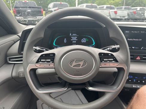 Used 2025 Hyundai Elantra Hybrid FWD image 18