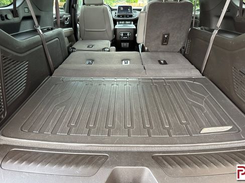 Certified 2024 GMC Yukon XL SLT w/ SLT Premium Package AWD/4WD image 18
