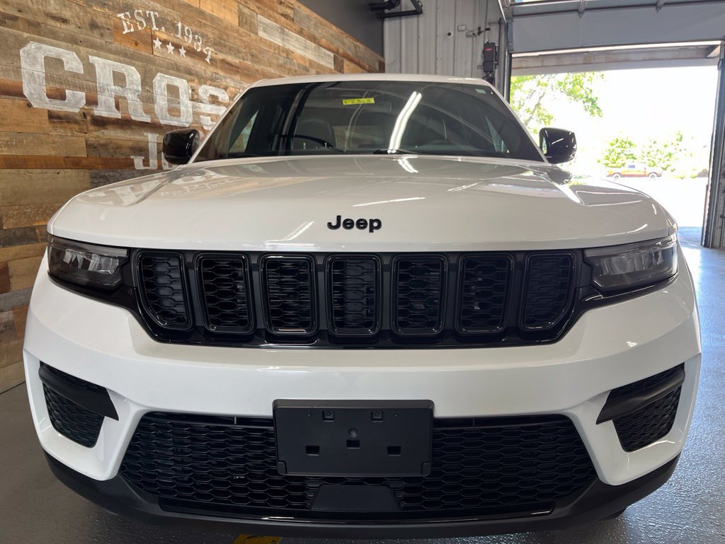 Used 2023 Jeep Grand Cherokee Altitude AWD/4WD image 6