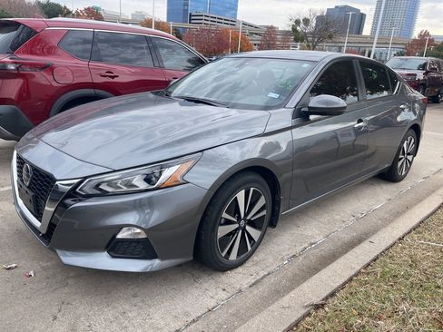 Certified 2022 Nissan Altima 2.5 SV w/ SV Premium Package image 2