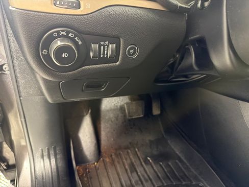 Used 2018 Jeep Cherokee Limited AWD/4WD image 14