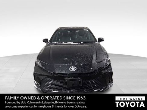 Used 2025 Toyota Camry SE image 3