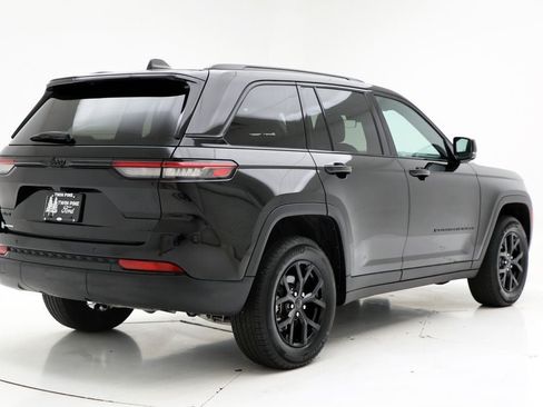 Used 2025 Jeep Grand Cherokee Altitude AWD/4WD image 8