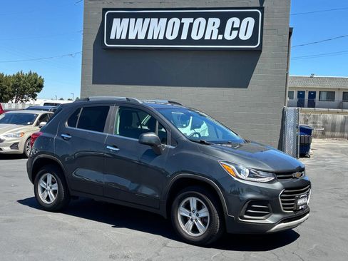 Used 2017 Chevrolet Trax LT w/ LT Convenience Package AWD/4WD image 1