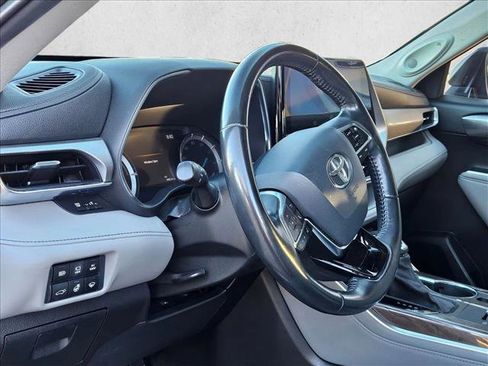 Used 2021 Toyota Highlander Platinum image 10