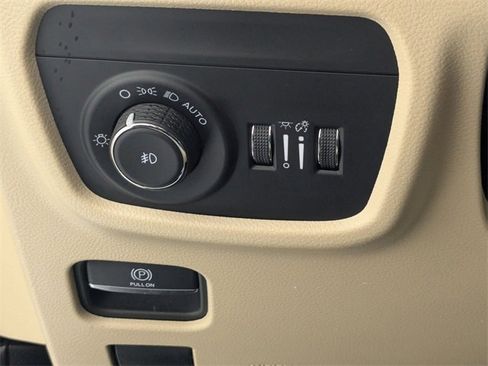 Used 2024 Jeep Grand Cherokee L Limited w/ Luxury Tech Group II image 15