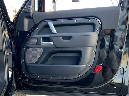 Used 2023 Land Rover Defender 90 X-Dynamic SE image 22