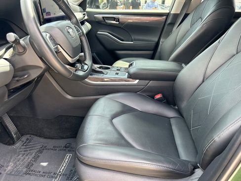 Used 2024 Toyota Highlander Platinum FWD image 11