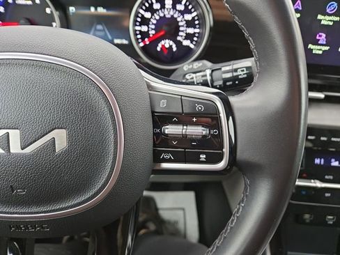 Used 2024 Kia Carnival EX image 19