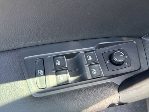 Used 2019 Volkswagen Tiguan SE w/ Panoramic Sunroof Package AWD/4WD image 16