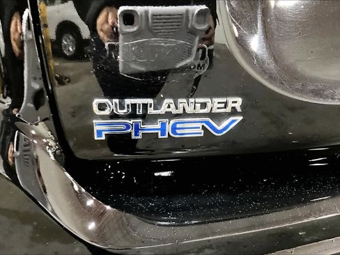 Used 2021 Mitsubishi Outlander LE image 9