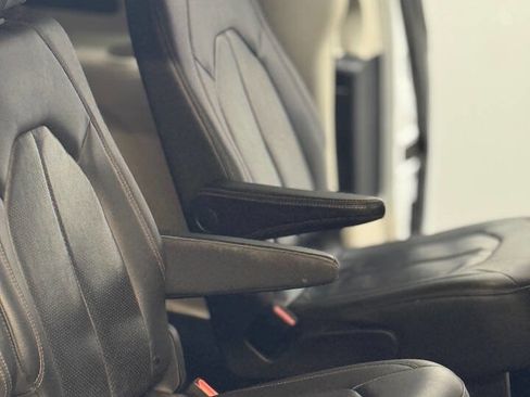 Used 2019 Chrysler Pacifica Touring-L FWD image 11