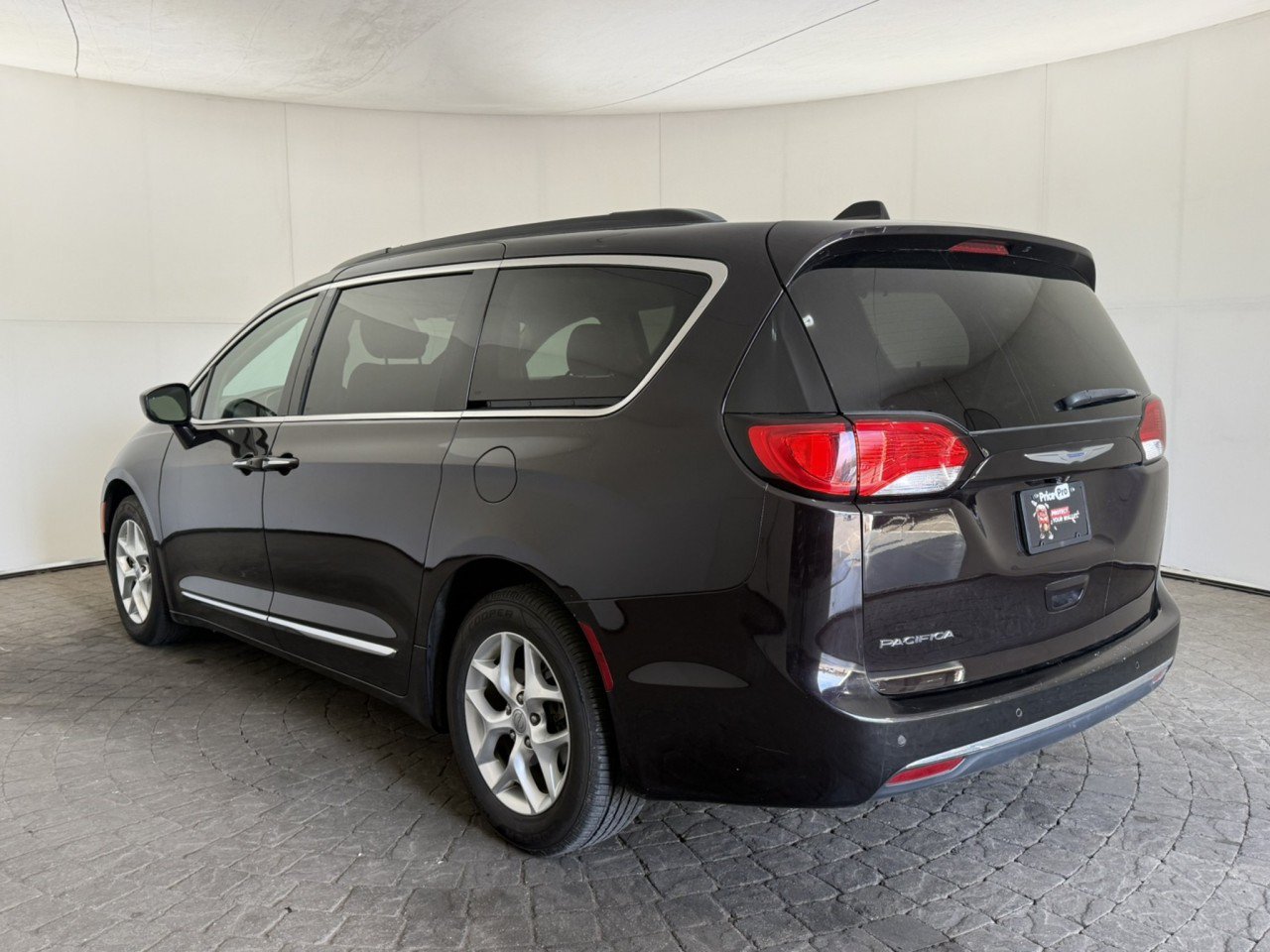 Used 2017 Chrysler Pacifica Touring-L w/ Tire & Wheel Group FWD image 5