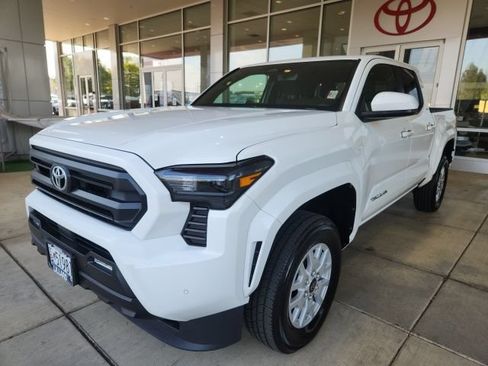 Certified 2025 Toyota Tacoma SR5 w/ SR5 Upgrade Package AWD/4WD image 6