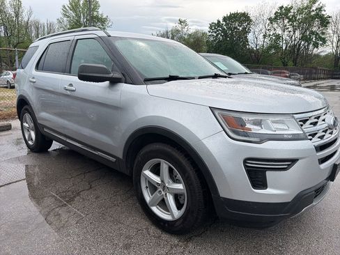 Used 2018 Ford Explorer XLT image 6