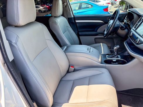 Used 2017 Toyota Highlander XLE AWD/4WD image 16