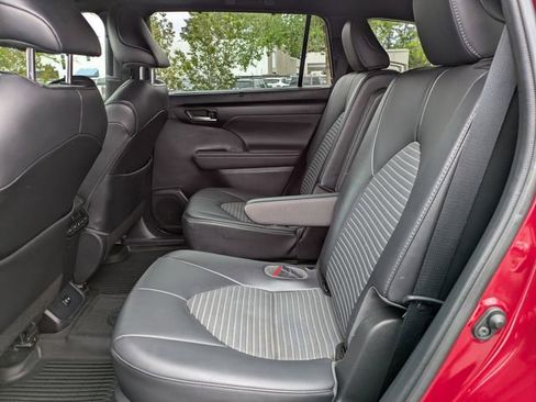 Used 2021 Toyota Highlander XSE FWD image 15