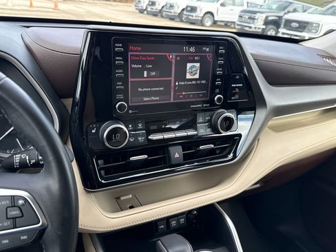 Used 2021 Toyota Highlander XLE image 19