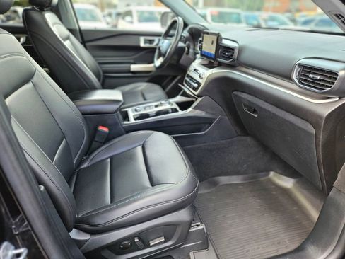 Used 2022 Ford Explorer XLT w/ Equipment Group 202A image 12