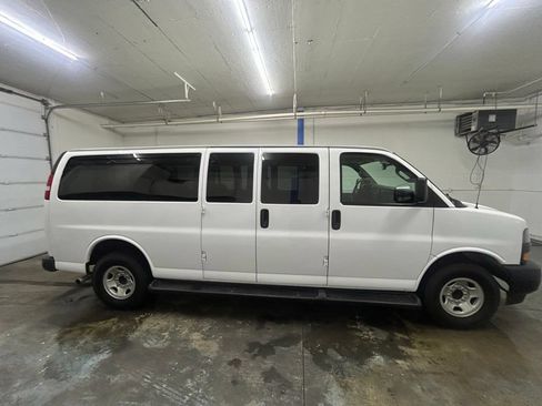 Used 2022 Chevrolet Express 3500 LS RWD image 2