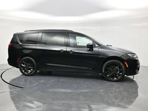 Used 2025 Chrysler Pacifica Limited FWD image 4