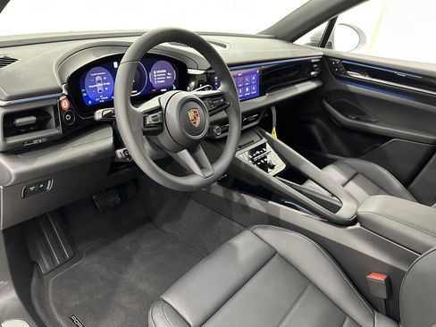 Certified 2025 Porsche Macan Electric image 4
