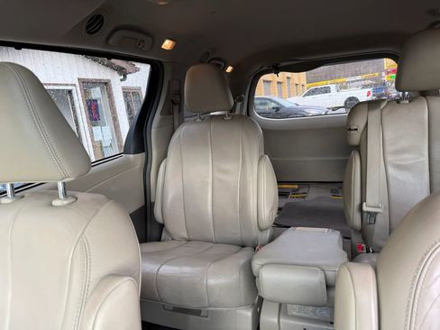 Used 2013 Toyota Sienna XLE w/ Entertainment Pkg FWD image 13
