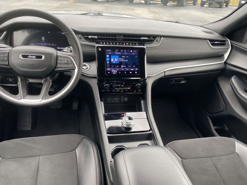 Certified 2024 Jeep Grand Cherokee Altitude image 17