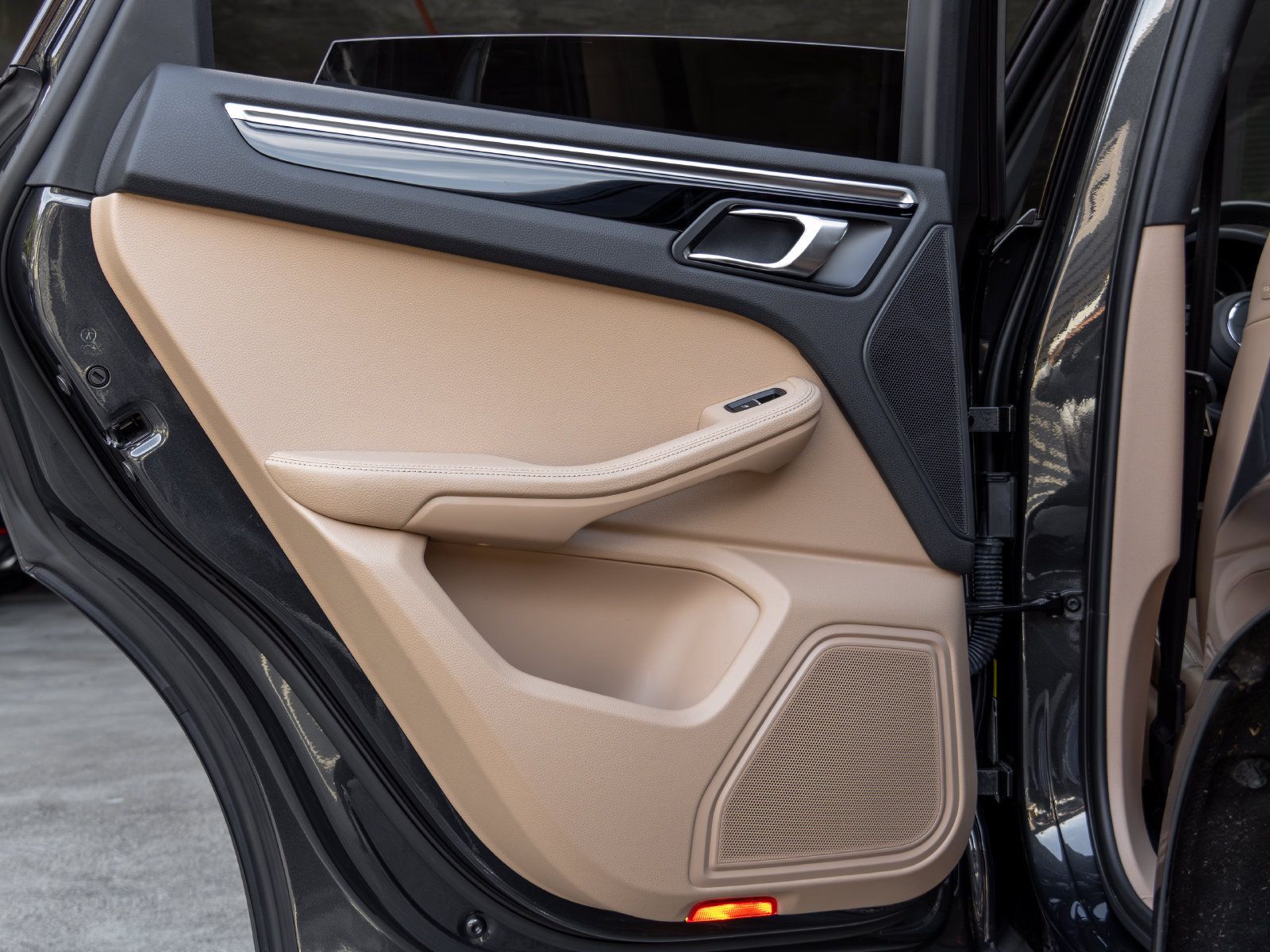 Certified 2023 Porsche Macan AWD/4WD image 41