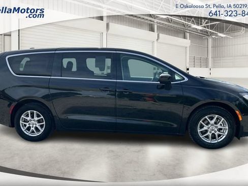 Used 2023 Chrysler Voyager LX FWD image 2