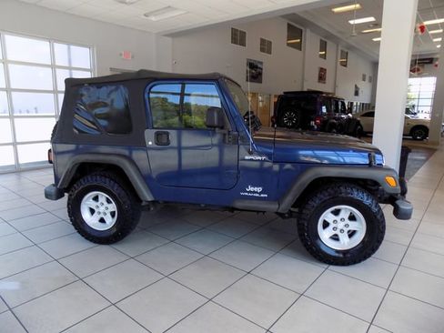 Used 2005 Jeep Wrangler Sport w/ 30" Tire & Wheel Group AWD/4WD image 9
