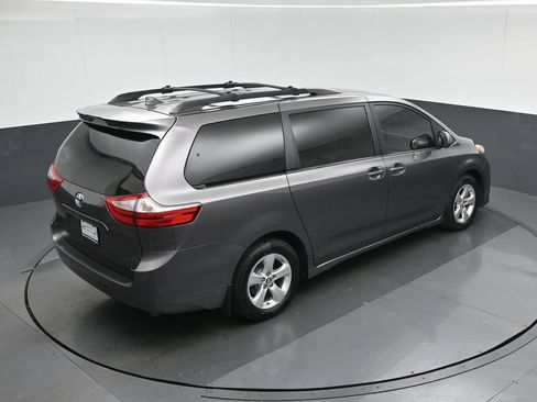 Used 2018 Toyota Sienna LE w/ Carpet Mat Package FWD image 68