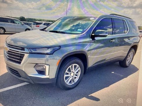 Used 2022 Chevrolet Traverse LT FWD image 2