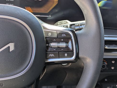 Used 2025 Kia Sorento LX image 29