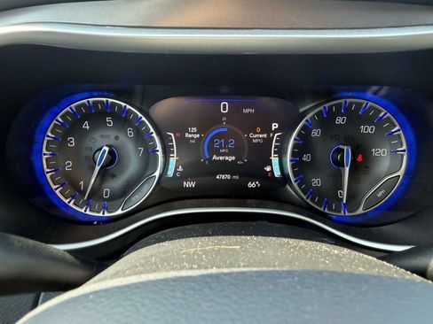 Used 2024 Chrysler Pacifica Touring-L FWD image 28
